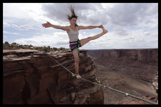 Marcher sur un fil au Grand Canyon