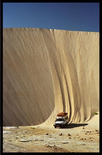 Descente d'une dune de sable en 4x4 à Lucky Bay, en Australie