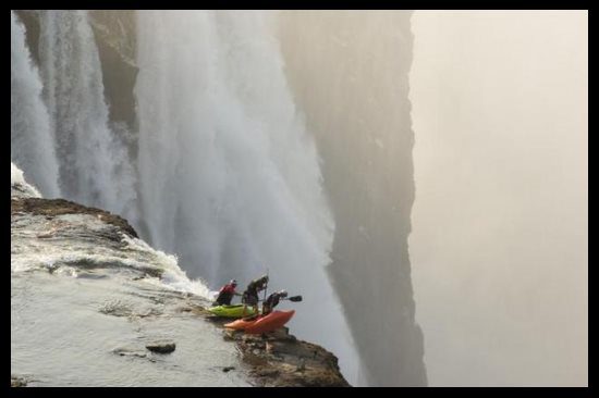 Faire du kayak aux chutes Victoria au Zimbabwe