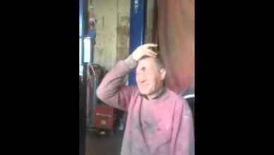 Blague : Ils collent à la glue un oeuf usr la tête