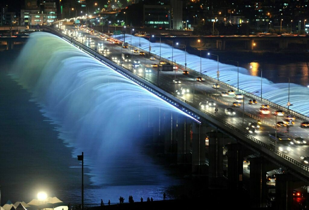 5. Banpo Bridge Fountain, Seoul, South Korea.