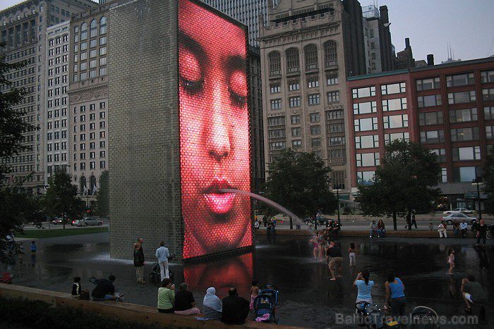 10. Millennium Park Faces Fountain, Chicago, USA.
