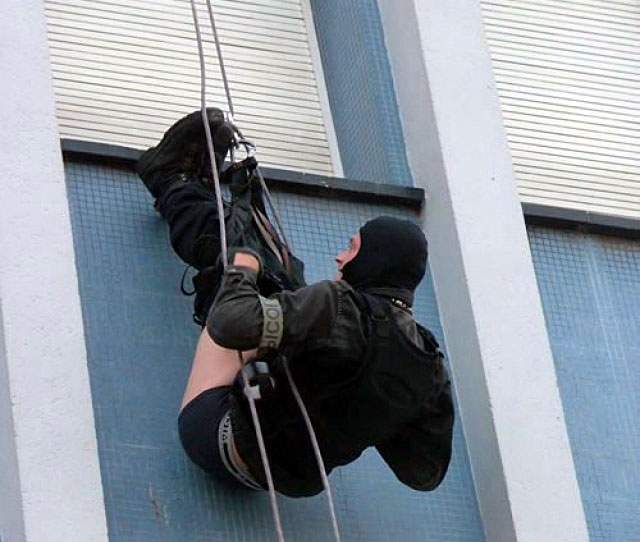 police-rappelling-fail