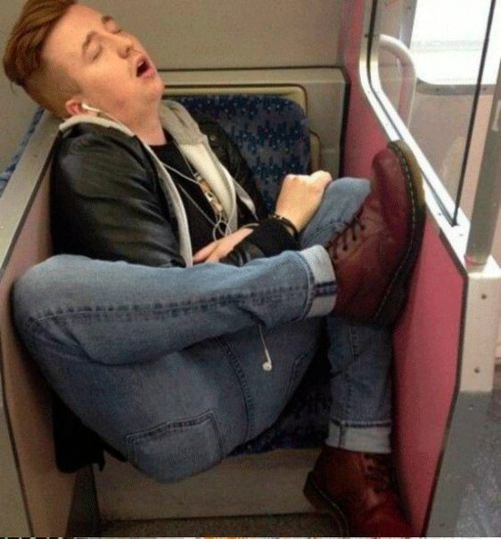 Position bizarre pour dormir dans le train