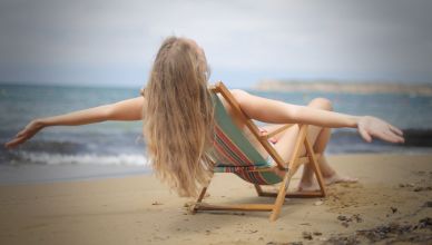 Cet été à la plage, pensez à bien protéger vos cheveux
