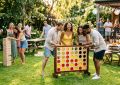 Jeux géants en extérieur avec Jenga XXL, Puissance 4 et Mölkky lors d'une fête