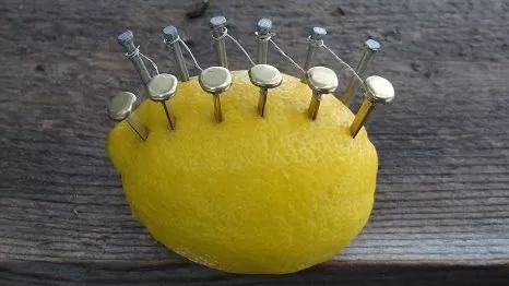 Il fait du feu avec un citron !